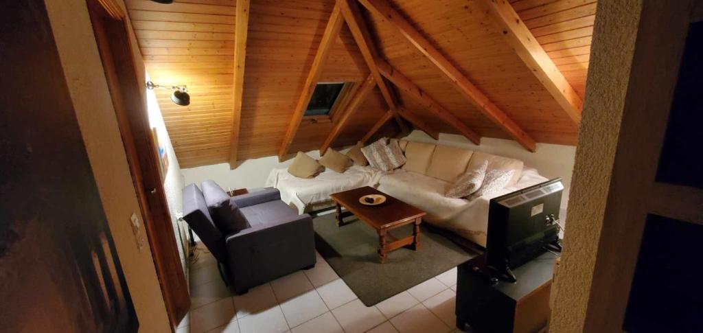 アラコバにあるThe Wooden Nest Arachovaのリビングルーム(ソファ、椅子付)のオーバーヘッドビュー
