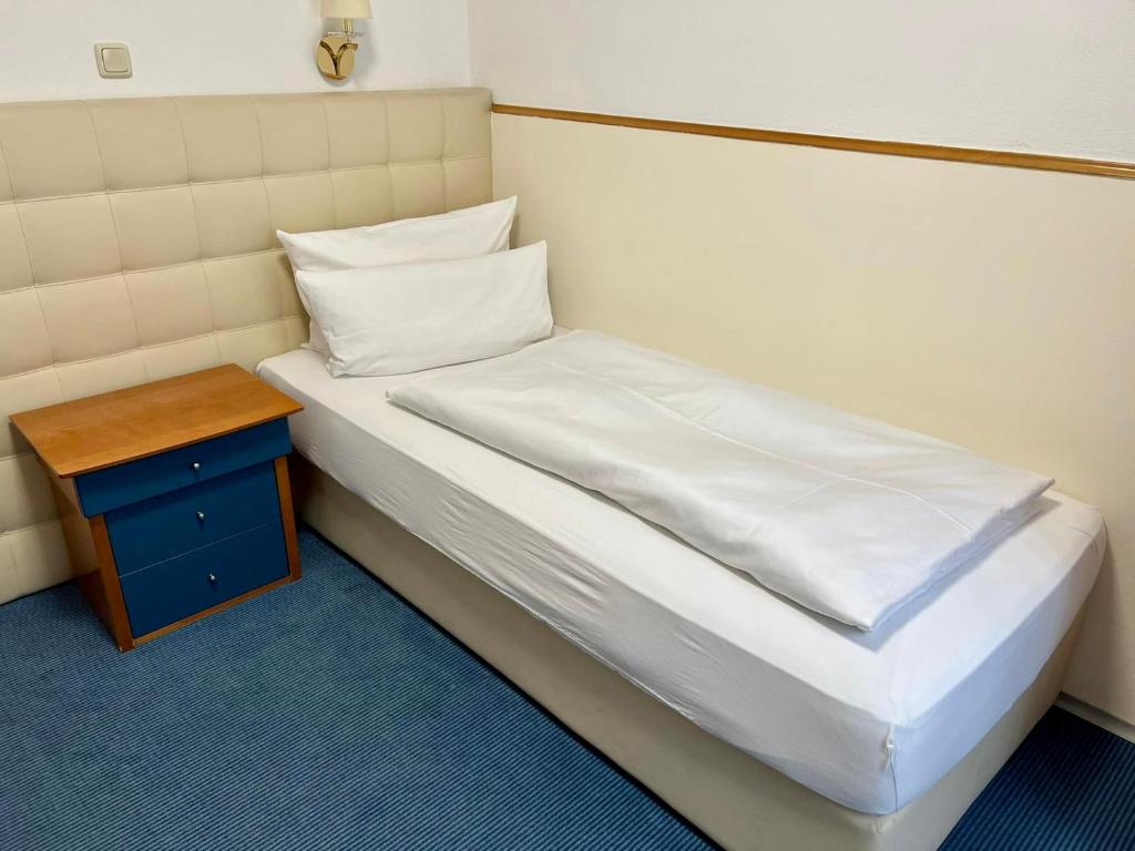 Postel nebo postele na pokoji v ubytování Hotel am Bayrischen Platz