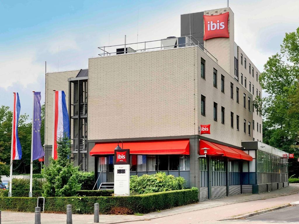 un edificio con un cartel de alta en el costado en ibis Utrecht, en Utrecht