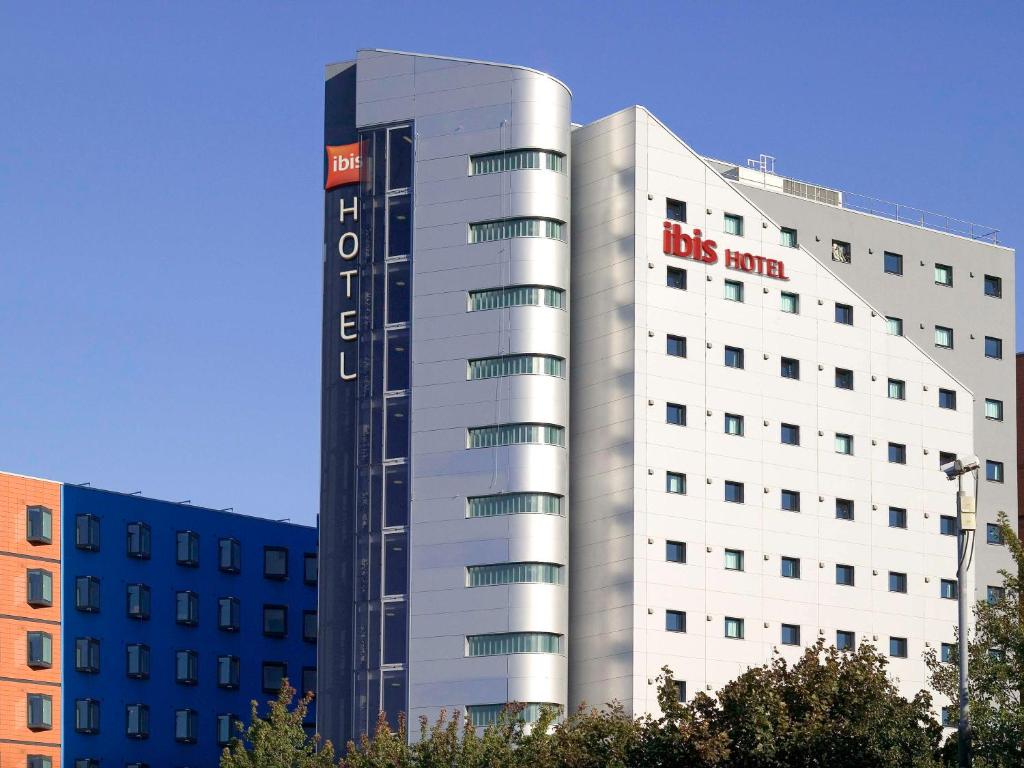 a large white building with a bus room sign on it at ibis Leeds Centre Marlborough Street in Leeds