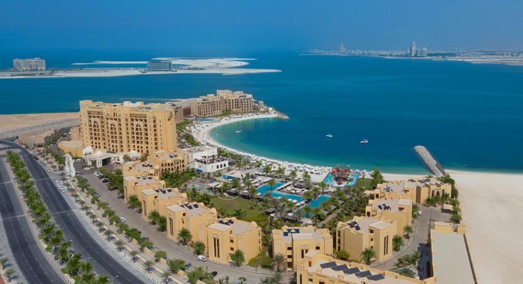 z powietrza widok na ośrodek i plażę w obiekcie DoubleTree by Hilton Resort & Spa Marjan Island w mieście Ras al-Chajma