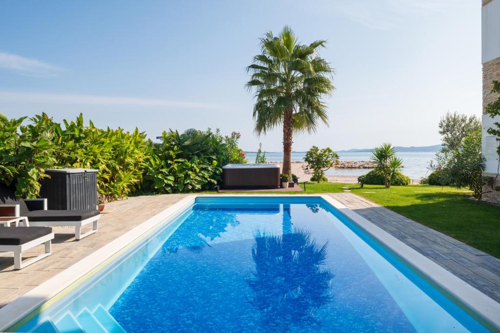 Basen w obiekcie Suncana Villa Sukosan lub w pobliżu
