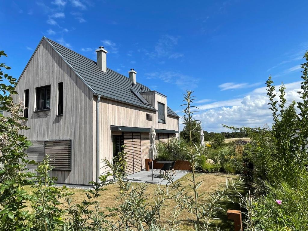 uma casa com um telhado de gambrel em SandKorn 1 und 2 em Pruchten