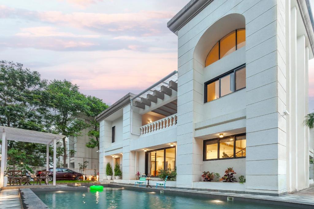 Πισίνα στο ή κοντά στο Ivory Castle Luxury 5BHK with Private pool By StayMonkey