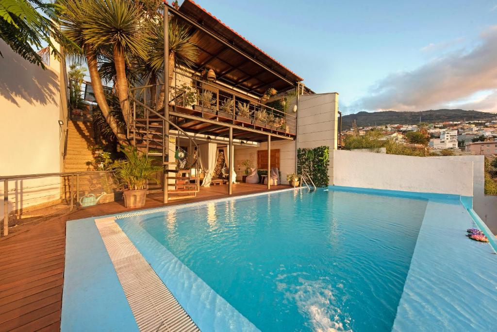 a swimming pool on the side of a house at Villa Horizonte in Santa Úrsula