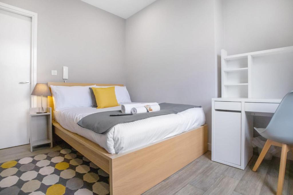 una piccola camera con letto e scrivania di Modern Apartments in the Heart of Middlesbrough 2 a Middlesbrough