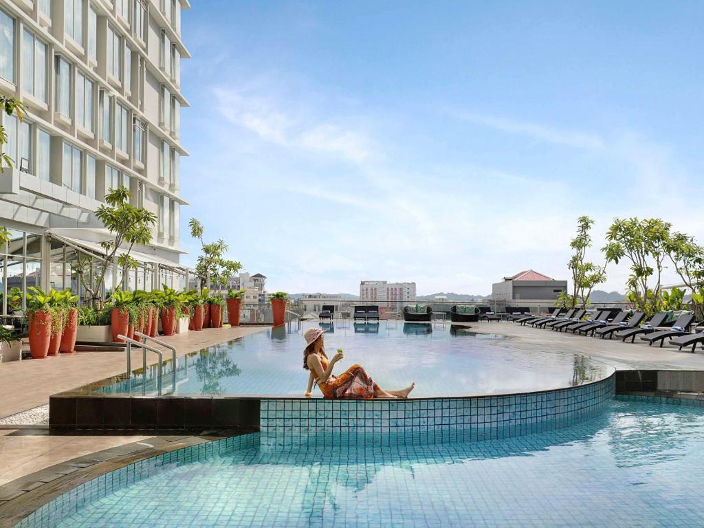 Bazén v ubytování Mercure Samarinda nebo v jeho okolí