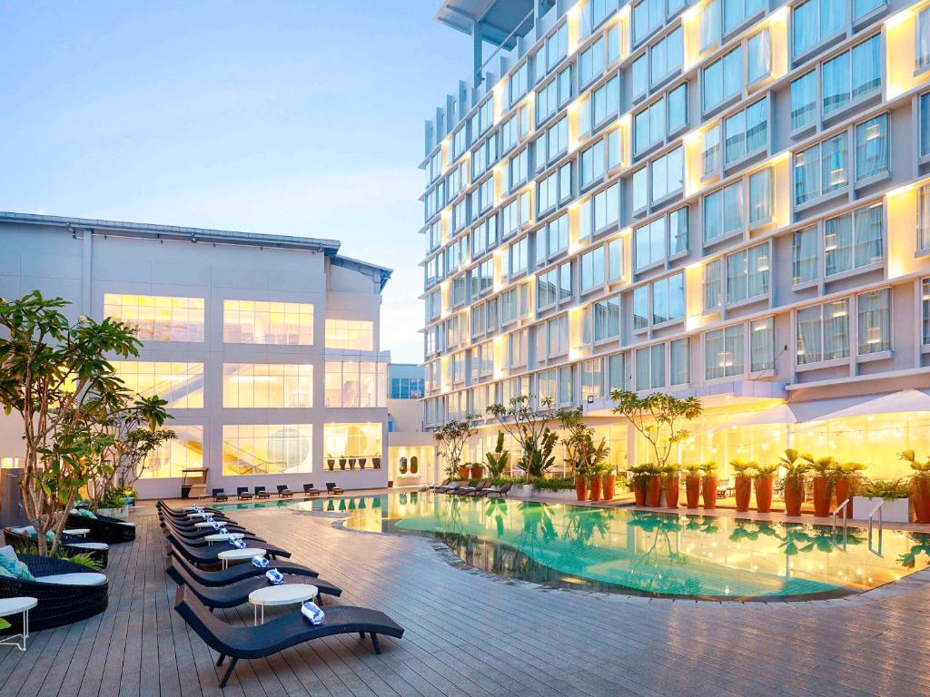 Bazén v ubytování Mercure Samarinda nebo v jeho okolí