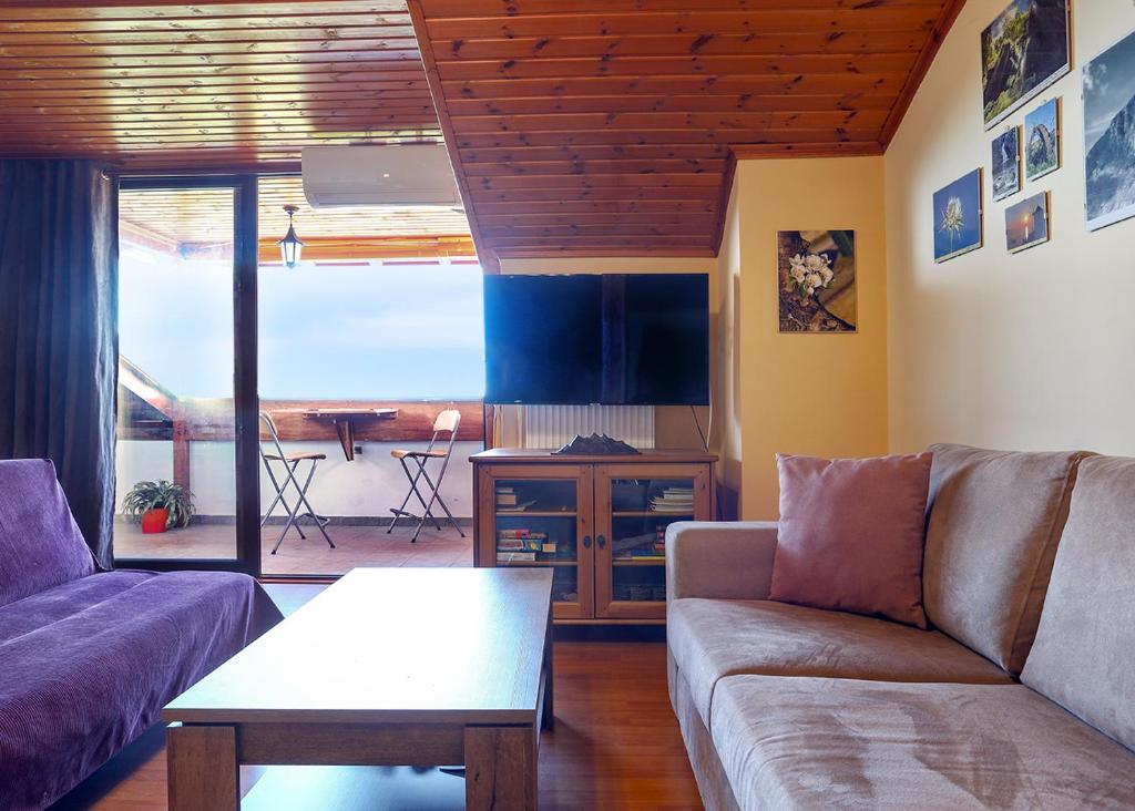 A television and/or entertainment centre at PanoramaLoft - quality, view, sea & mountain