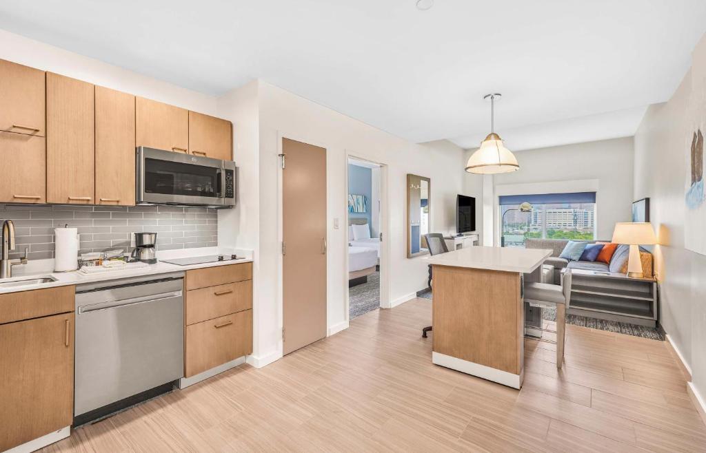 een open keuken en woonkamer in een appartement bij Hyatt House Houston Medical Center in Houston