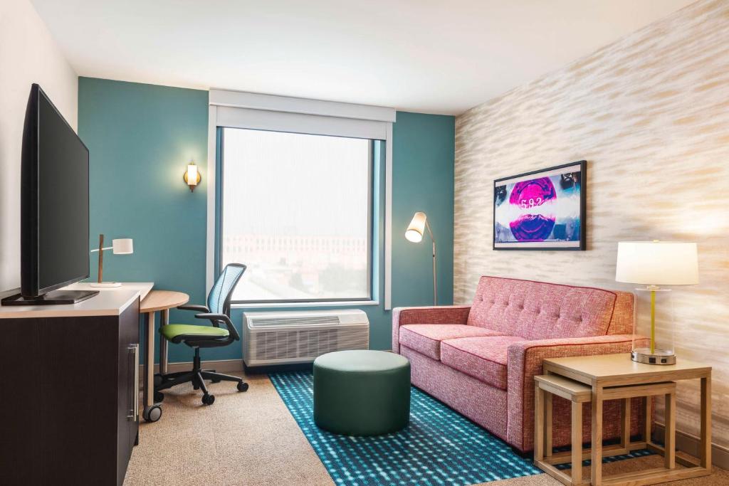 Home2 Suites By Hilton Milwaukee West - King Suite With Accessible Bathtub