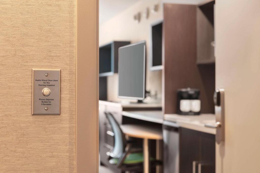 Home2 Suites By Hilton Milwaukee West - King Studio Suite - Hearing Access