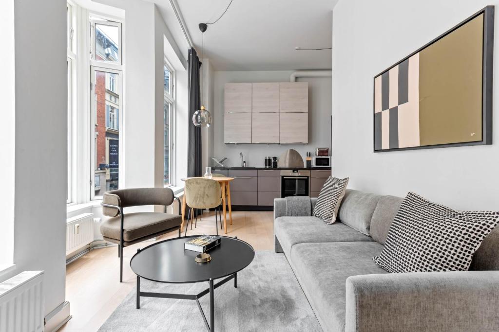 sala de estar con sofá y mesa en Perfect City-Break Flat in CPH, en Copenhague