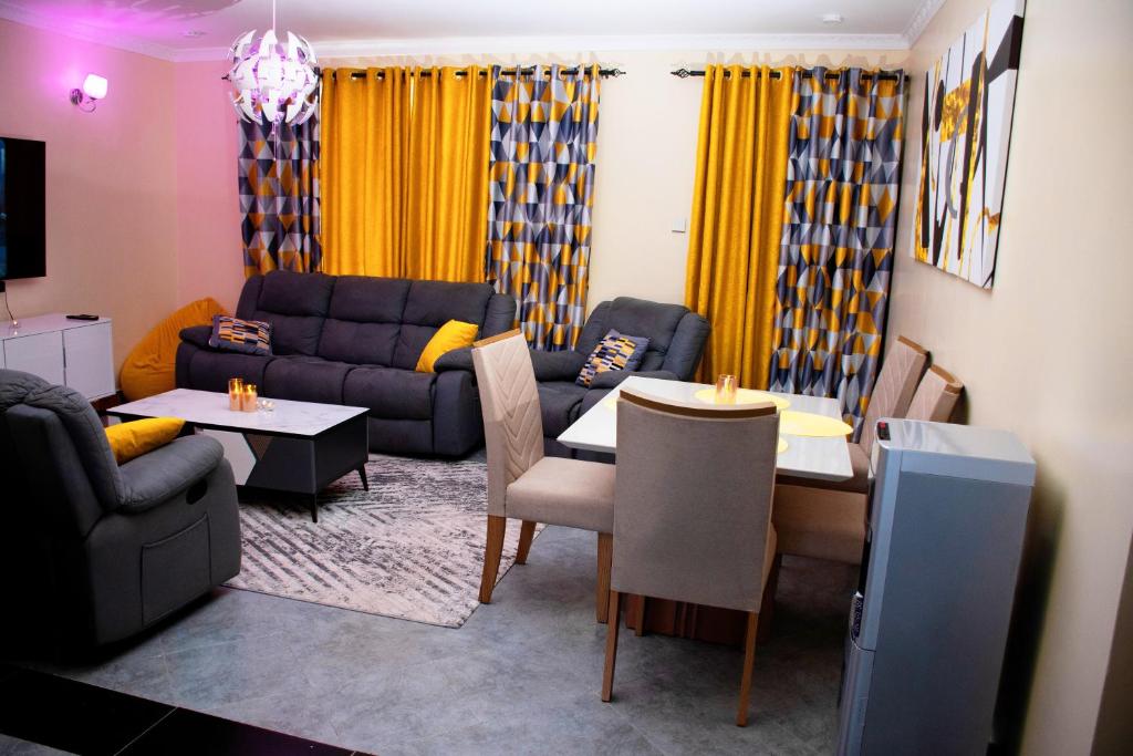 ein Wohnzimmer mit Sofa und Tisch in der Unterkunft Thehaven254 in Nakuru