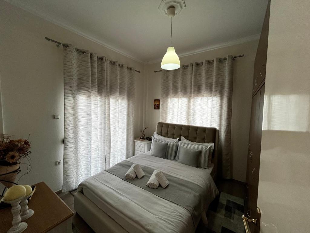 1 dormitorio con 1 cama con 2 toallas en Like your Home..., en Litóchoron