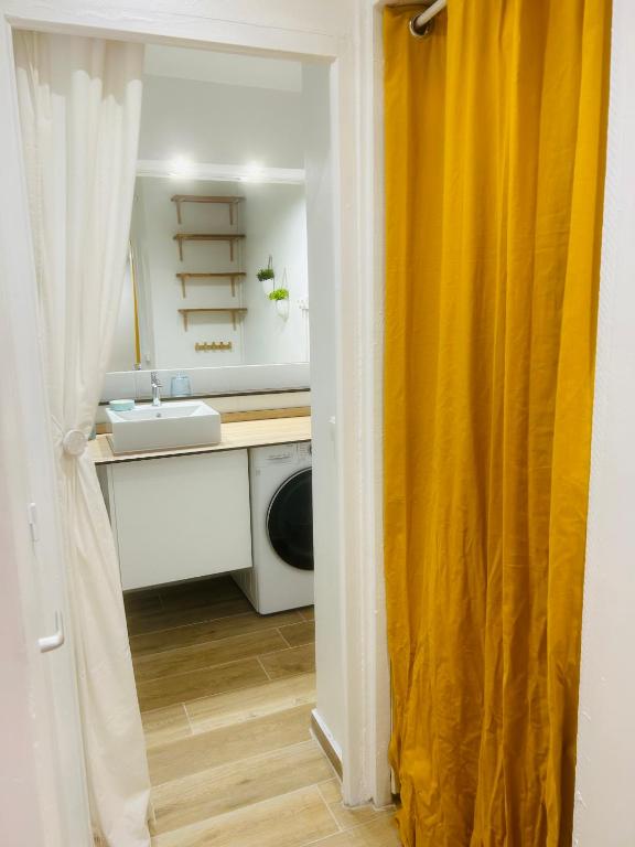a laundry room with a sink and a washing machine at Studio Fresh&amp;Cosy Trois-Ilets - 3 étoiles-Hotel Carayou in Les Trois-Îlets