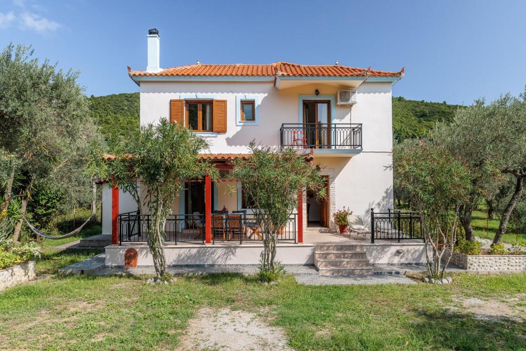 Villa con vistas a la casa en Villa Christina near Stafylos beach, en Skopelos Town