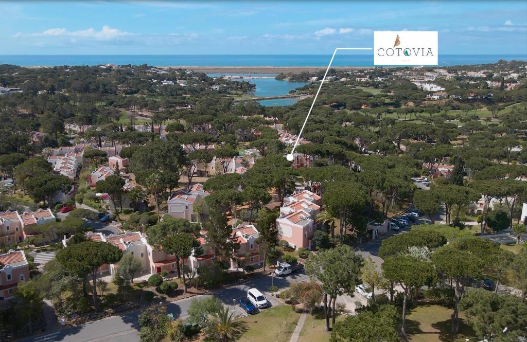 widok z góry na przedmieścia z napisem koronado w obiekcie COTOVIA VILLA luxury and golf vacations w mieście Quinta do Lago