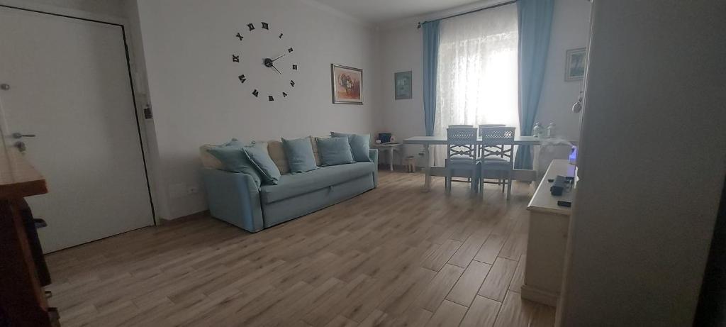a living room with a blue couch and a table at La mia Marì in Palestrina