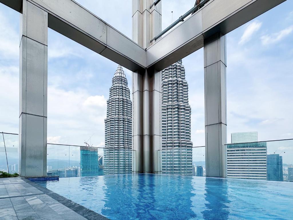 una piscina en la parte superior de un edificio con edificios altos en Chanel Suite KL Tower View at Tropicana The Residence, en Kuala Lumpur