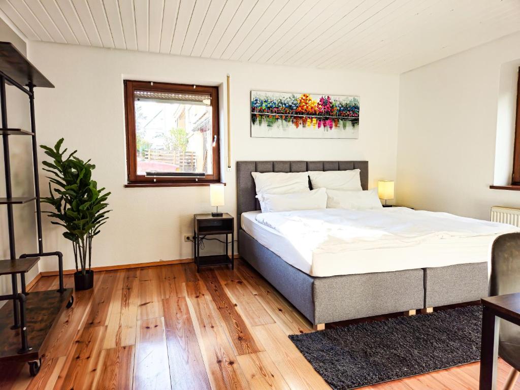 um quarto com uma cama e uma janela em Relax & Business Apartment 122qm mit Balkon, Kamin und Disney+ em Sindelfingen
