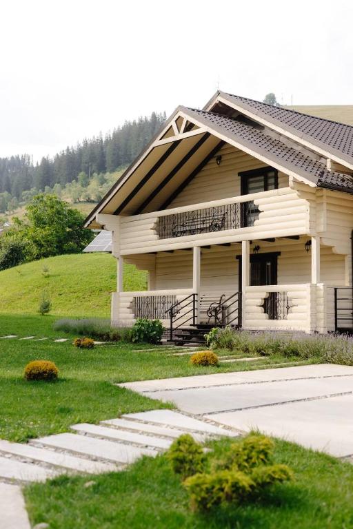 Krasnik的住宿－Вілла у горах，白色的房子,前面有楼梯