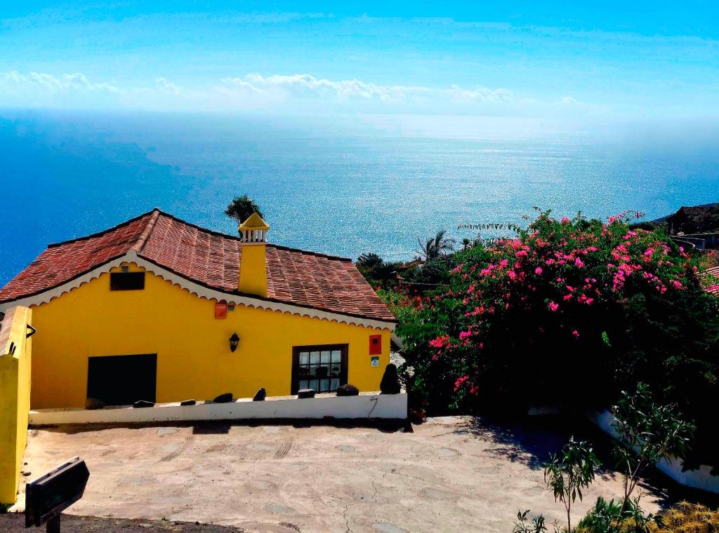 Casa amarilla con vistas al océano en Dos Aguas, en Mazo