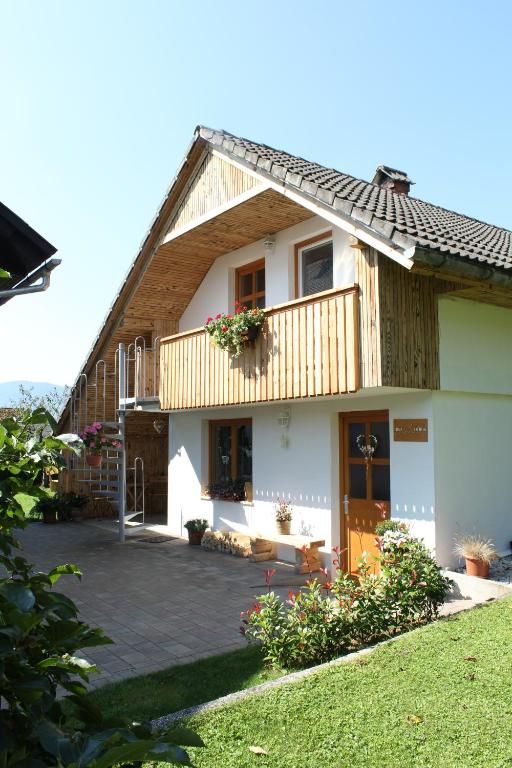 Casa blanca grande con techo de madera en Apartments Vidic, en Bled