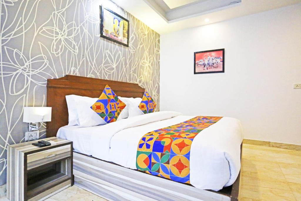 En eller flere senger på et rom på Hotel Olive New Delhi