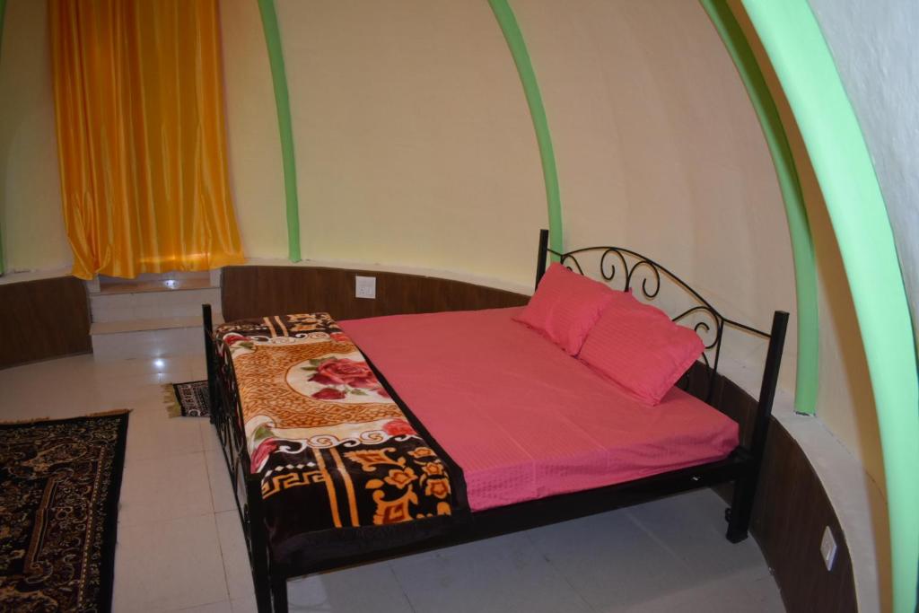 1 dormitorio con 1 cama con manta roja en LaCliff Nature Home, en Dhanaulti