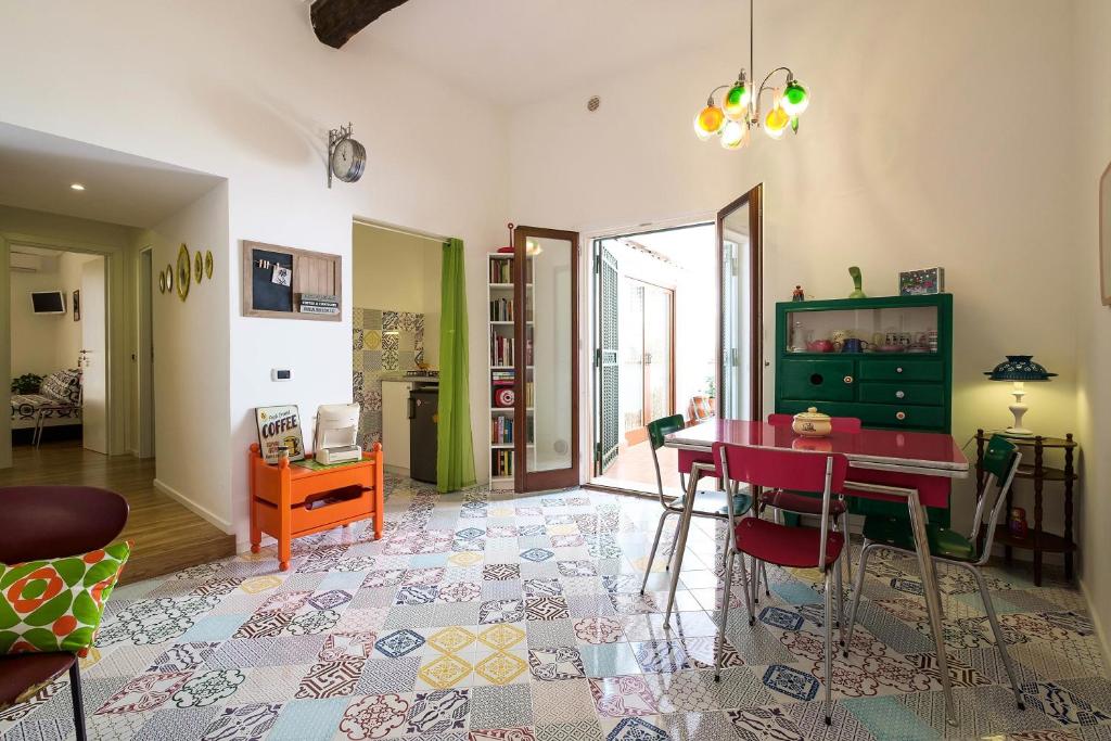 uma sala de estar com uma mesa e algumas cadeiras em MAD Bed & Breakfast em Palermo