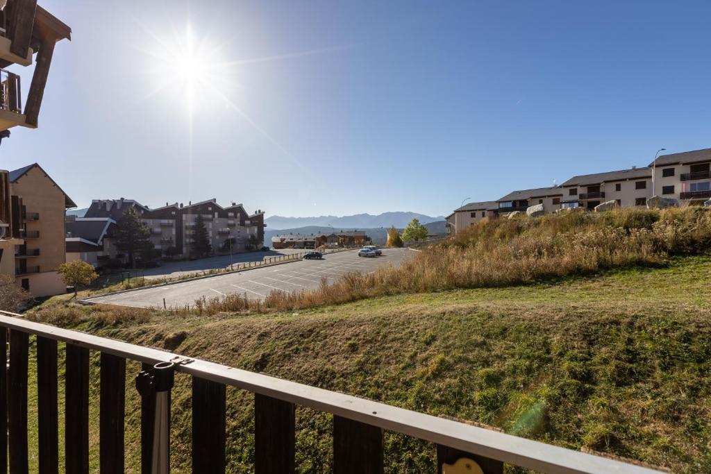 Cette chambre dispose d'un balcon offrant une vue sur la rue. dans l'établissement Le Cocon des Angles - Proche station de ski, aux Angles