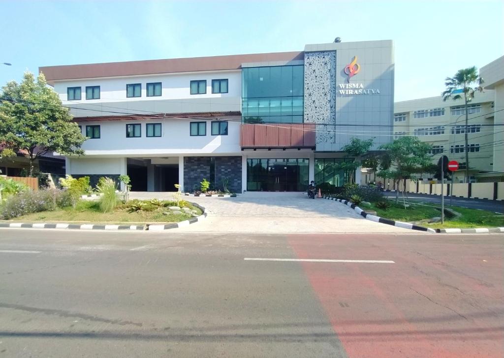 an empty street in front of a building at Urbanview Wisma Wirasatya Akpol Semarang by RedDoorz in Candi