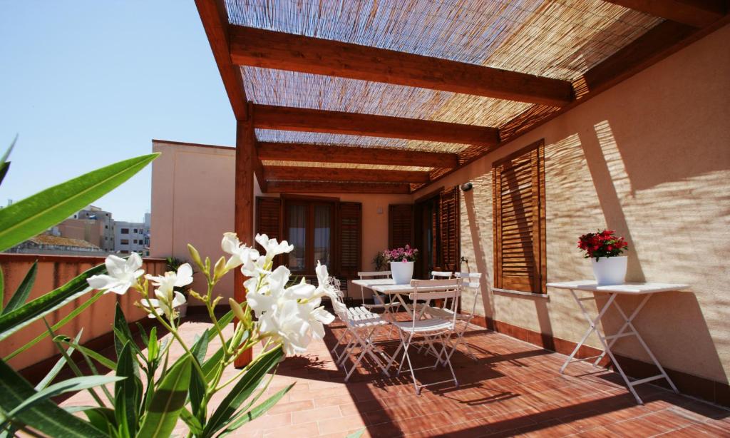d'une terrasse sur le toit avec des tables et des chaises. dans l'établissement Scudaniglio Apartments, à Trapani