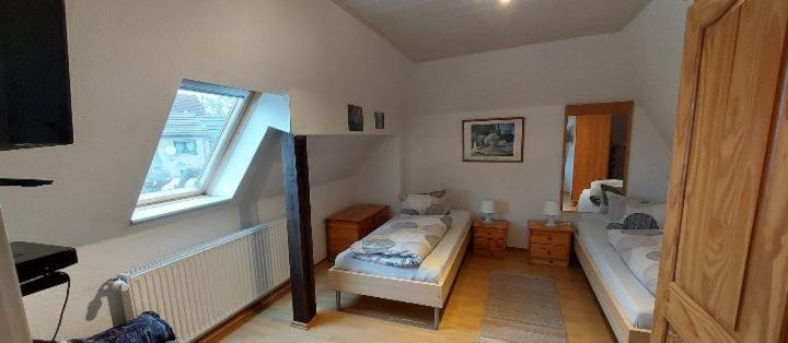 Kleines Zimmer mit einem Bett und einem Fenster in der Unterkunft Ferienwohnung Obhausen bei Querfurt in Obhausen