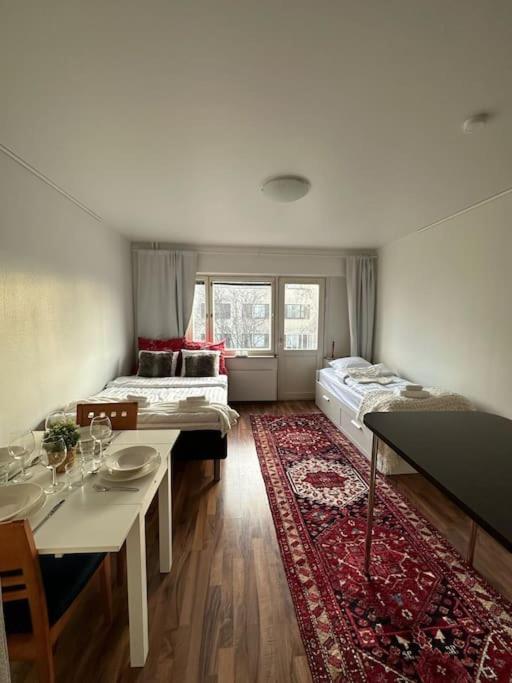 羅瓦涅米的住宿－Arctic Cozy Studio in the City，客房设有两张床、一张桌子和一张床