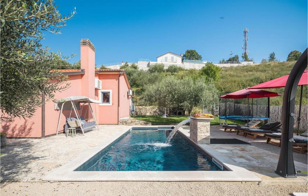 una piscina con una fuente de agua en un patio en Nice Home In Buje With Wifi en Buje
