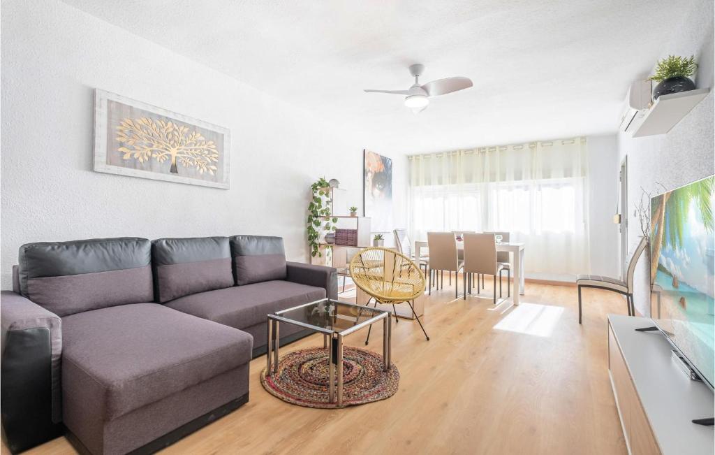 ein Wohnzimmer mit Sofa und Tisch in der Unterkunft 4 Bedroom Nice Apartment In El Campello in El Campello