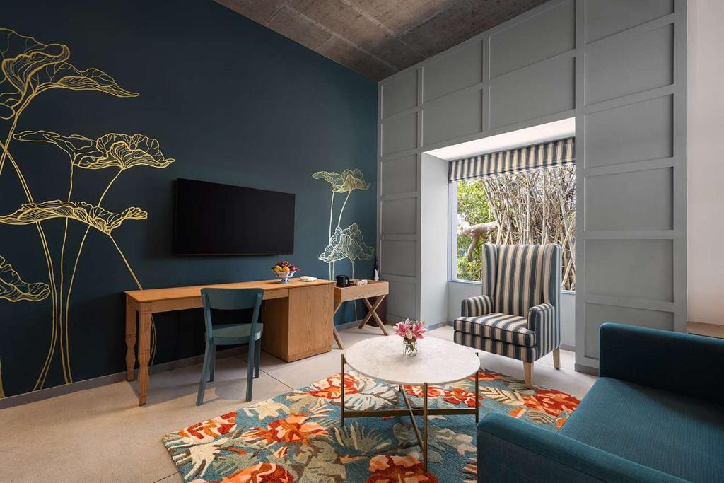 TV a/nebo společenská místnost v ubytování Storii By ITC Hotels Moira Riviera