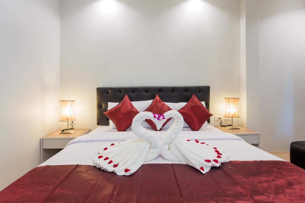 Postel nebo postele na pokoji v ubytování Journey Residence Phuket