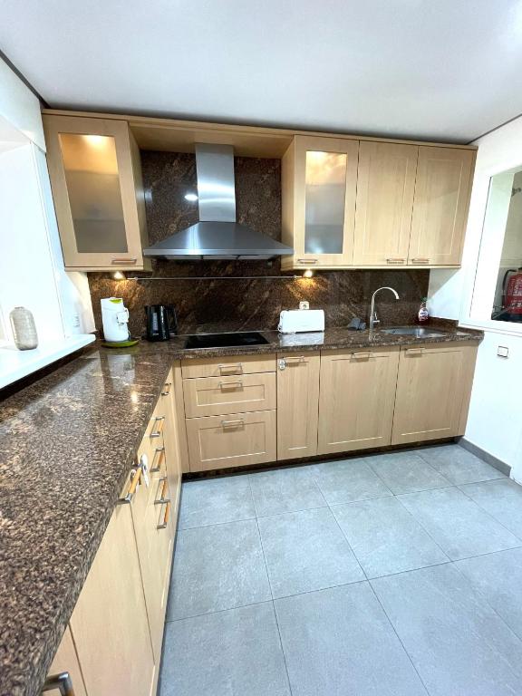 Kuchnia lub aneks kuchenny w obiekcie FANTASTIQUE MAISON DE VILLE A COSTALITA