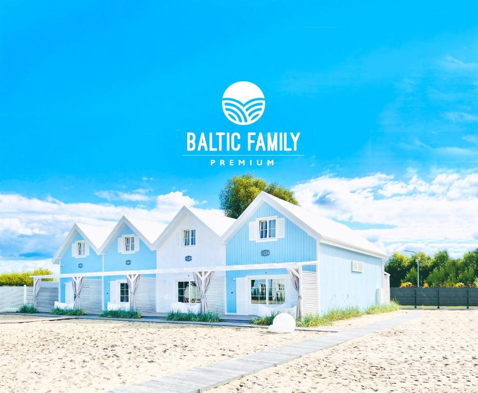 una casa sulla spiaggia con il logo del resort per famiglie baltiche di BALTIC FAMILY Premium a Mielno