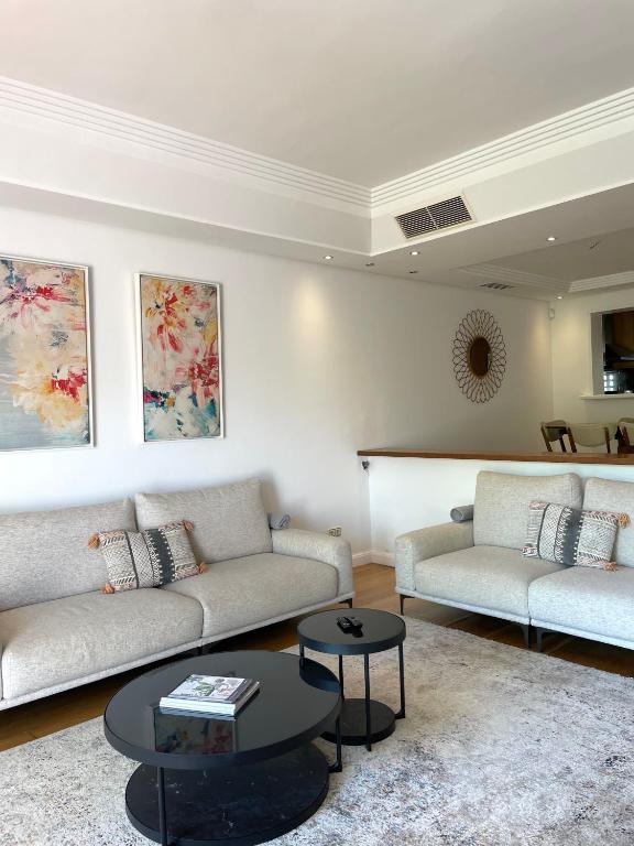 salon z 2 kanapami i stołem w obiekcie FANTASTIQUE MAISON DE VILLE A COSTALITA w mieście Estepona