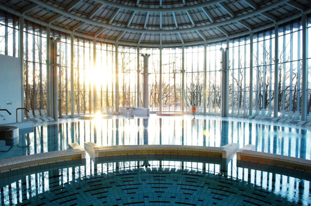 Bazén v ubytování Les Thermes de Spa by La Cour de la Reine Hôtel, Suites & accès gratuit au centre thermal nebo v jeho okolí