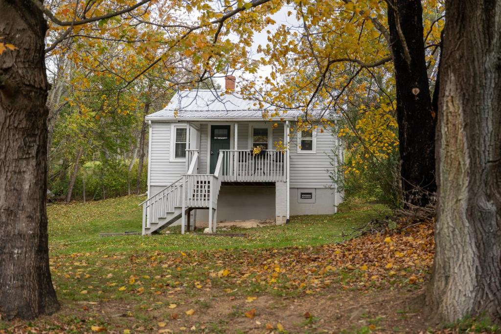 Chalet Rustic Cabin Near Scenic Views in Catawba Virginia (USA Catawba