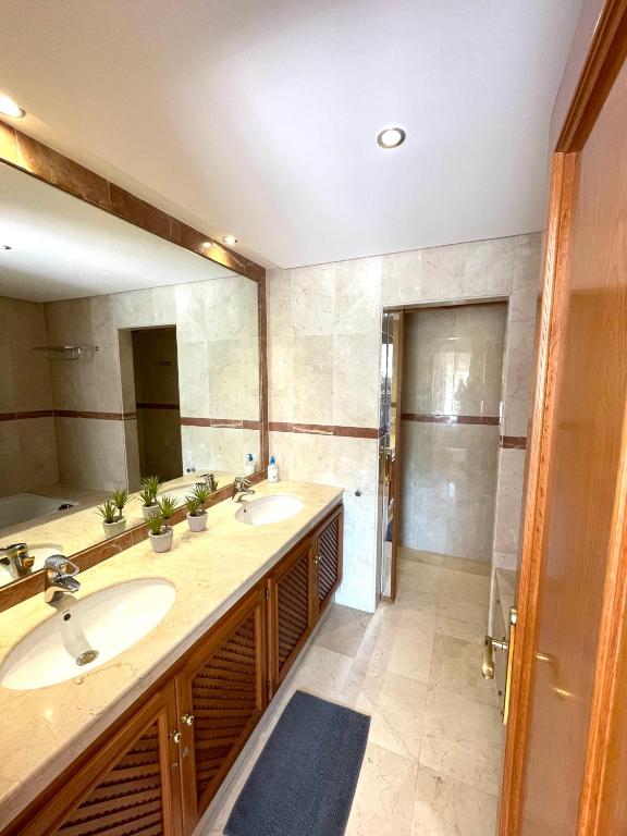 Łazienka w obiekcie FANTASTIQUE MAISON DE VILLE A COSTALITA