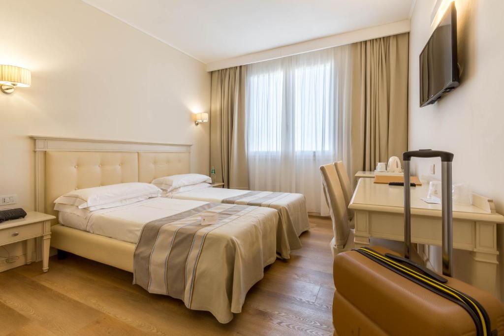 Een bed of bedden in een kamer bij Hotel Catalunya