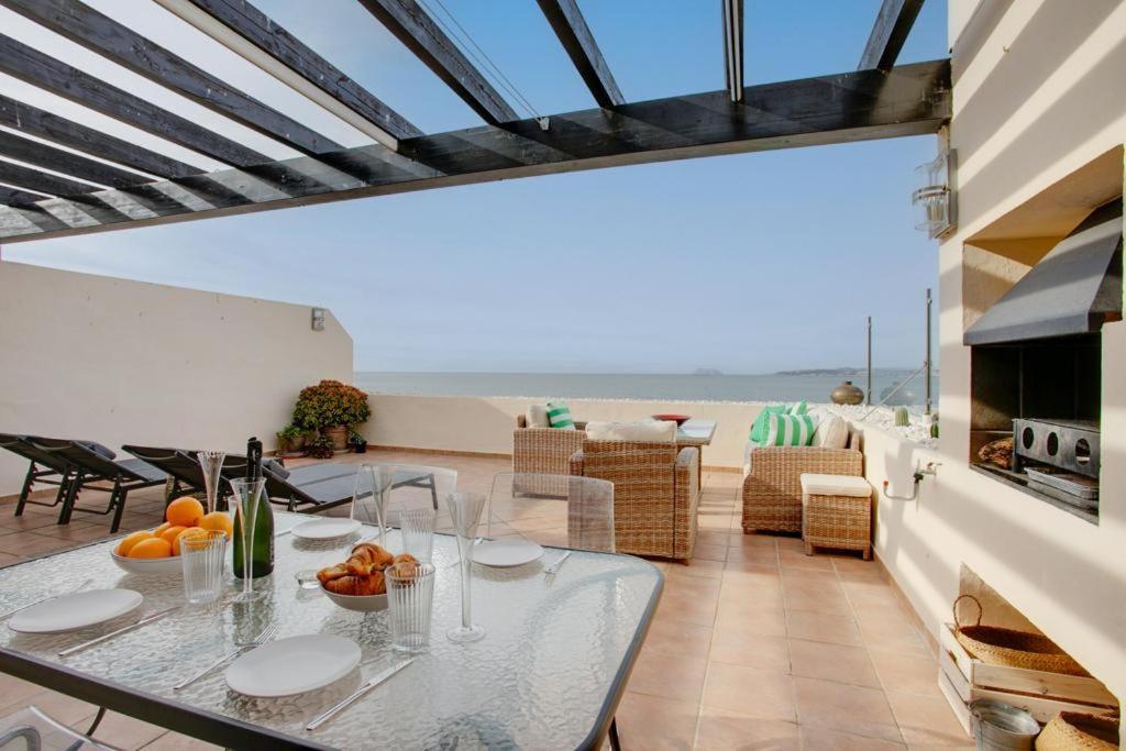 ein Esszimmer mit einem Tisch und Meerblick in der Unterkunft Apartamento Mirador - Marina Bay in Estepona