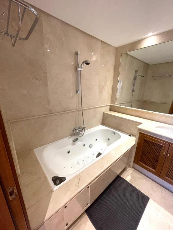 Łazienka w obiekcie FANTASTIQUE MAISON DE VILLE A COSTALITA