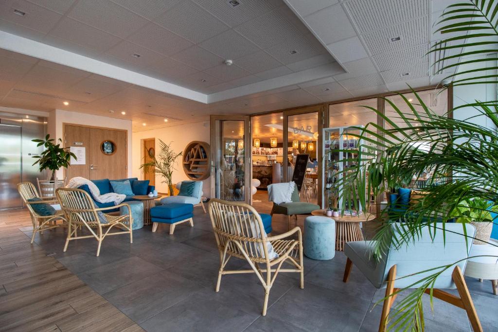 een lobby van een winkel met stoelen en tafels bij SHANA Hôtel & Résidence in Chanaz